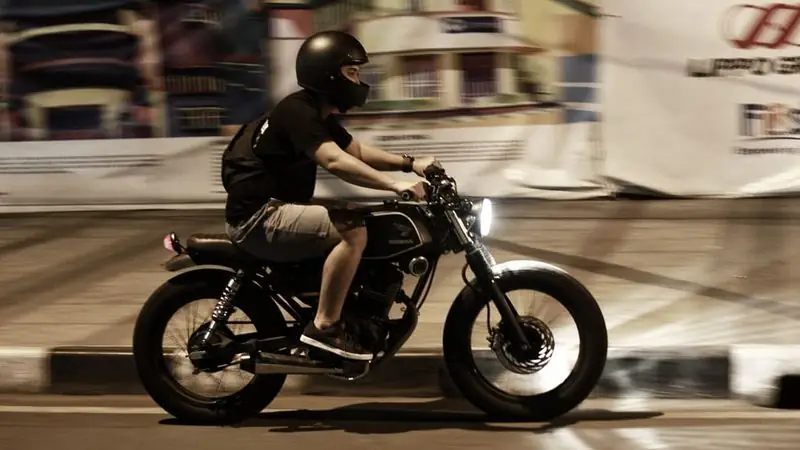 Motorcyclist riding through city traffic — motorcycle accident claims in Los Angeles, CA